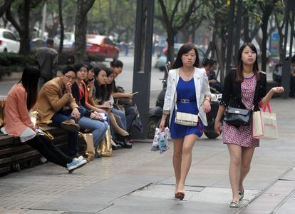 夏之光被私生粉跟车后报警，对方面对警察双手叉腰态度嚣张